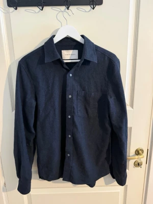 Adays march skjora - Säljer en fin flanell skjorta från Adays march som är i ett mycket gott skick. Nypris 1099:- mitt pris 299:- Pris kan diskuteras i pm 