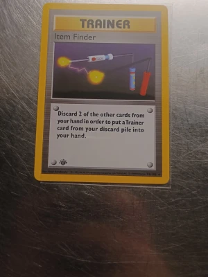Pokémon Item Finder 1st Edition  - Säljer ett original Item Finder Trainerkort från Pokémon Trading Card Game. Kortet har gul ram, klassisk design och är tillverkat i papper med tryckt motiv. Perfekt för samlare eller spelare som vill utöka sin kortsamling.