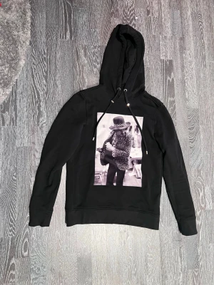 Limitato hoodie - Säljer en rikigt snygg limitato hoodie med Jimmi Hendrix på bröstet. Hoodien är i väldigt bra skick nästan som ny. Modellen på bilden är 175 cm