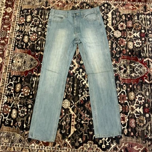 Cheap Monday X Weekday  - Cheap Monday X Weekday jeans. Storlek 29/32 passar de mesta runt om. Rak passform. Går gärna i pris, helt nya typ