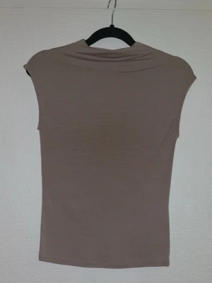 Beige topp - Beige ärmlös topp, storlek xs. Aldrig använd.   Kom gärna med bud!✨