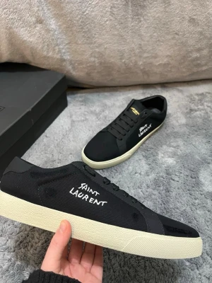 Saint Laurent SL/06 Court Classic - Svart/Vit - Tjena! Säljer dessa riktigt snygga YSL Saint Laurent skorna. Nya, medföljer allt OG, såsom dustbag, kort, box. Storlek 45, men hade passat 44/43 bättre. Vid frågor kontakta gärna!