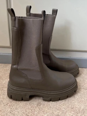 Bruna chunky kängor med resår H&M - Kängor med resår i bra skick! Storlek 38 