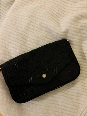 Louis Vuitton väska - OBS kedjan till väskan ingår inte, men det går utmärkt att fästa fast en egen kedja