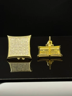 Sterling silver fyrkantiga örhängen guld CZ diamanter - Snygga fyrkantiga örhängen i sterling silver med glittrande CZ stenar på framsidan. 