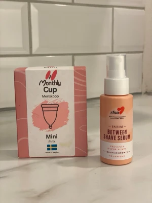 Menskopp + Intimrakningsserum – Perfekt set för intimvård - Jag säljer ett jättebra set för intimvård som innehåller två populära och skonsamma produkter:  ✨ Monthly Cup Menskopp Mini – Rosa Tillverkad i Sverige av högkvalitativ medicinsk silikon. Mini-varianten passar perfekt för dig med lätt till normal mens, yngre användare eller dig som vill ha en mindre menskopp. Ett miljövänligt och bekvämt alternativ till bindor och tamponger.  ✨ RFSU Intim Between Shave Serum Ett parfymfritt serum som används mellan rakningar. Hjälper till att: 	•	förebygga röda 
