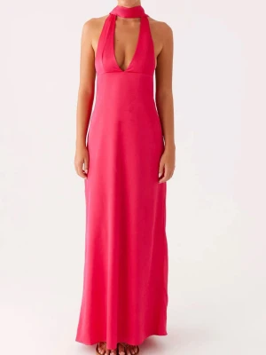 Rosa maxiklänning med halterneck - Snygg rosa/röd maxiklänning med halterneck och djup v-ringning framtill. Klänningen har öppen rygg med långa band som hänger ner och en smal rem över ryggen.  Helt ny med prislapp❤️perfekt till balen