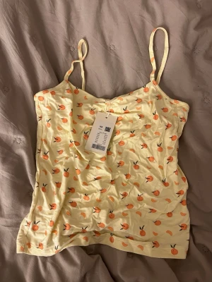 Gult pyjamasset  - Sött pyjamasset i ljusgul färg från Lager 157💕toppen är i st S och byxorna i st XS💕Aldig använt 