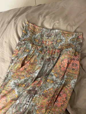 Mönstrad långkjol i pastellfärger - Säljer en långkjol med elastisk midja och färgglatt mönster, jag köpte den på en marknad i Spanien så det är inget riktigt märke. Jag brukar ha XS eller S i kjolar och är 170 cm lång och den passar perfekt💕