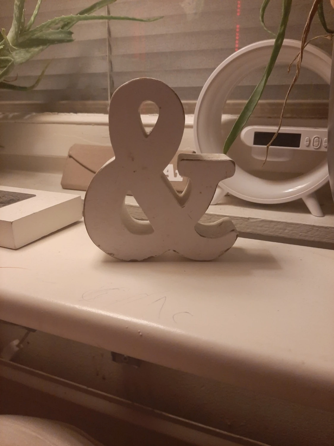 Dekorativa &-tecken i trä - 2