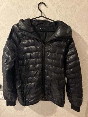 Svart pufferjacka från Peak Performance - säljer en peak performance höstjacka i mycket bra skick. Jackan finns inte längre att köpa i vanliga butiker längre men köpte den för ca 2700kr. Jag säljer nu denna feta jacka för endast 1699kr
