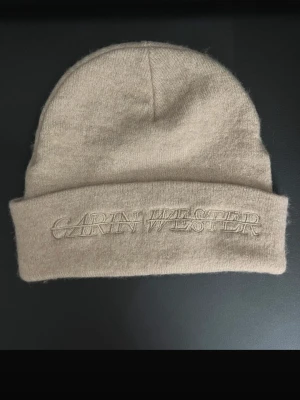 Beige Carin Wester mössa - Beige Carin Wester mössa. Använd ett fåtal gånger, inget tecken på användning. Jätte fin passform. Köpt på Åhléns. 