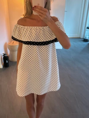 prickig klänning - jätte fin prickig klänning 💕den är från en gammal kollektion från zara