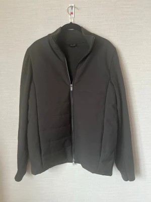 Cardigan Massimo Dutti - Fet jacka från Massimo dutti. Den är använd väldigt lite eftersom den har varit för liten för mig ett tag nu tyvärr, skriv om ni har några frågor eller vill ha fler bilder eller liknande! Inga skador eller fläckar!
