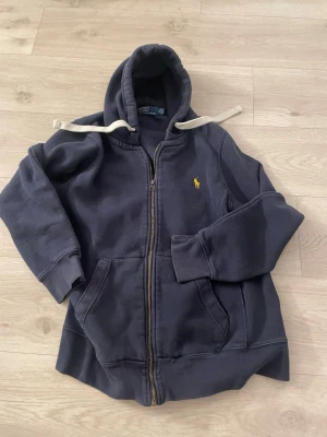 Blå ralph lauren zip - Bra skick och skönt material. Kan tänka mig sänka pris 