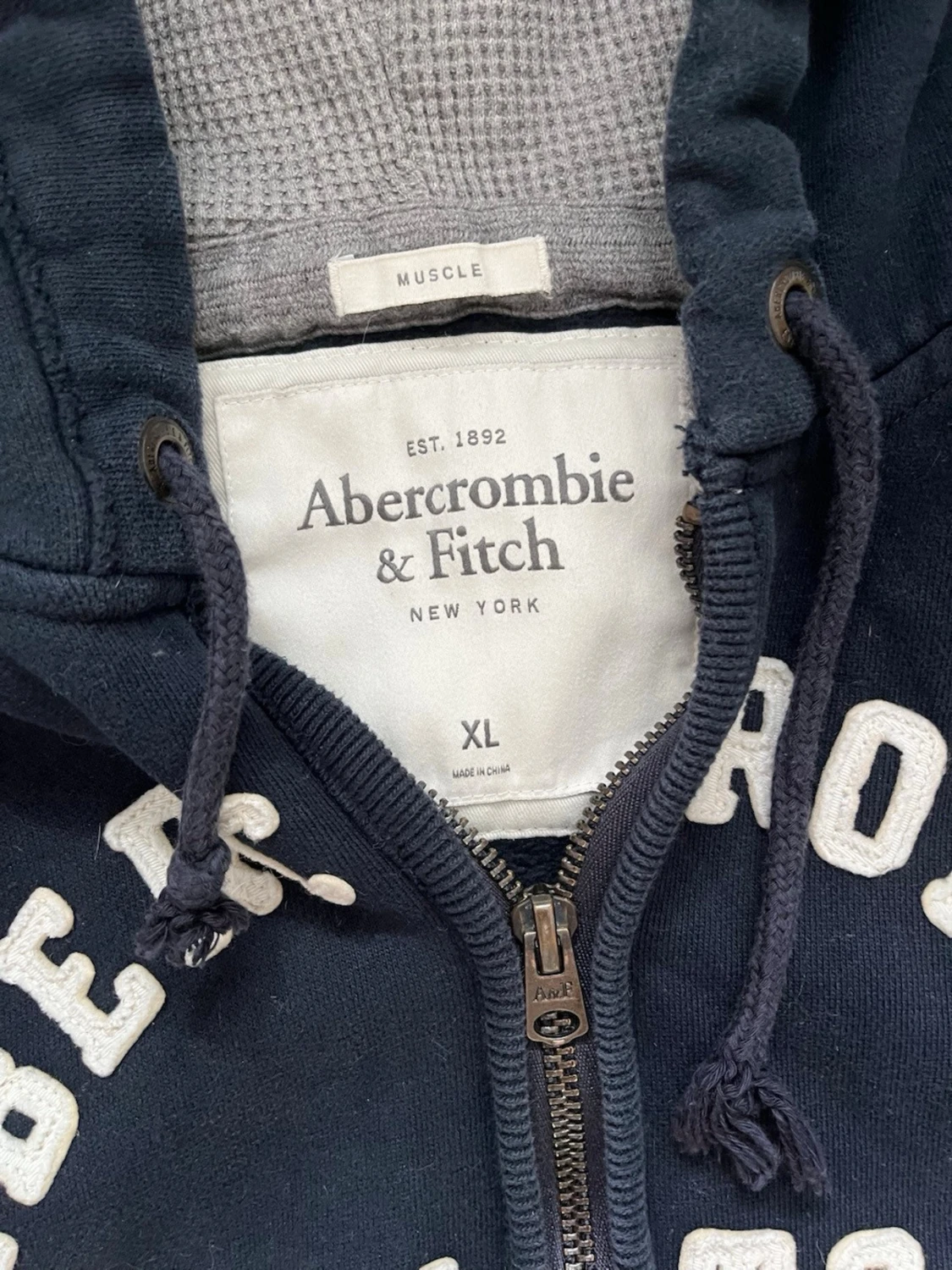 Mörkblå hoodie från Abercrombie & Fitch - 2