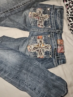 Rare Miss Me 27 - Nya Miss me jeans storlek 27, hyfsat lowwaist inga defekter😇. Midjemått 38cm och passar folk runt ~170cm! Köpta för 1200