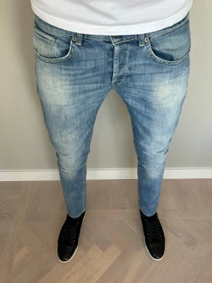 Dondup George Jeans - Tja säljer nu dessa riktigt snygga Dondup jeansen i storlek 32 där nypriset är cirka 4000kr och modellen är George, skick 9/10 vid minsta lilla fundering så är det bara att höra av sig!  Mvh Santén