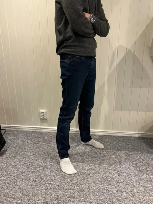 Mörkblå jeasn från Jacob Cohen  - Snygga mörkblå jeans från Jacob Cohen. Dem är i modellen 710 slim, men sitter inte som ett par slim jeans som ni ser på bilderna. Det är size 31 och passar mig som är 172cm lång. Hör gärna av dig vid fråga👑