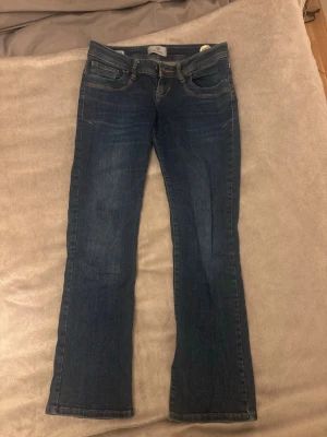 Mörkblå bootcut jeans från LTB - Snygga mörkblå bootcut jeans från LTB, låg midja. W26 L30
