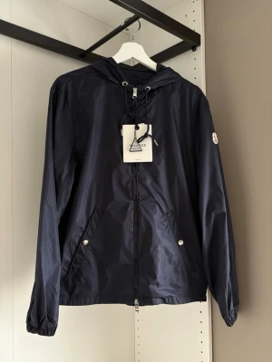 Moncler windbreaker  - Helt ny moncler windbreaker i storlek M. NFC BLIPP TAGG. Allt funkar och är i högsta kvalitet. Alla detaljer på plats. 