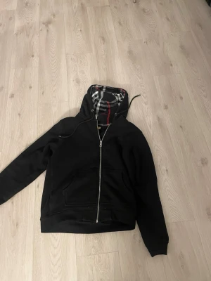 Svart burberry hoodie - Väldigt bra skick, kan tänka mig sänka priset 