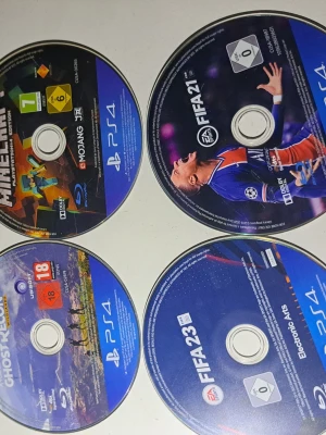PS4 spel: FIFA, Minecraft, Ghost Recon - Säljer dessa 4 har it en skal åt de men kan skicka de alla i en box som är lika bra min åris är 450 för de 4 men priset går och diskuteras vid intresse