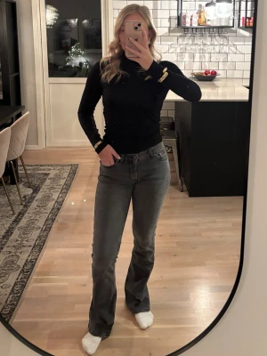 Grå lågmidjade jeans från Junkyard  - Snygga grå bootcut jeans med låg midja. Dekorativa sömmar på bakfickorna. Stretchiga i materialet. Jeansen är i mycket fint skick och endast använda fåtal gånger. Jag är 163 cm lång. Publicerad på flera säljsidor. 