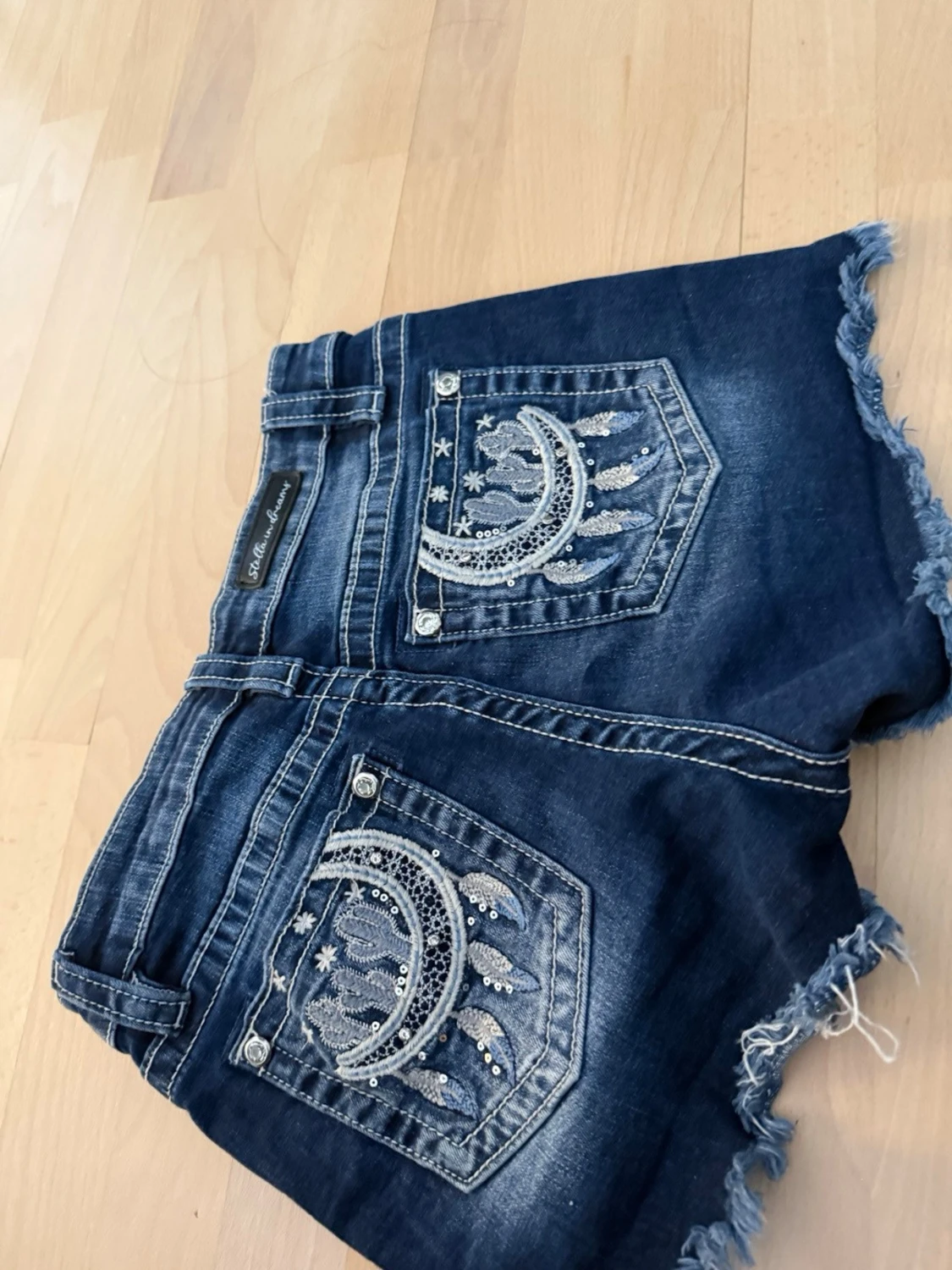 ”Dark wash” jeansshorts med broderi - 1