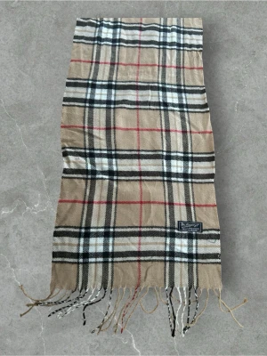 Burberry Halsduk - 💪🏽Skick:Mycket bra   📐Mått:Längd:140cm:Bred:29cm  📎Material:100%Lambswool  📦Skickar alltid inom 24h  💸Köp fler plagg för att få billigare pris  ✅Äkthetsgaranti