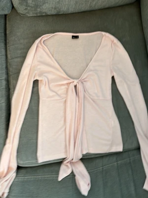 Tie top - Ifrån Gina , pris kan diskuteras, skriv om ni vill ha fler bilder eller något 💛använd några gånger⭐️