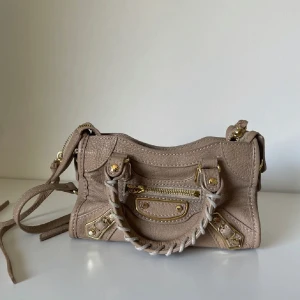 Balenciaga city bag mini - Säljer denna så fina Balenciaga väska i bra skick, långt band och dustbag ingår och är självklart äkta. Diskuterbart pris. Kan även tänka mig ett byte💕💕