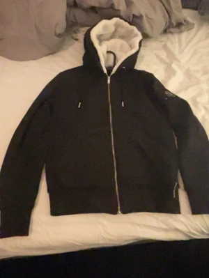 Moose bunny - Svart moose bunny från moose knuckles sliten 