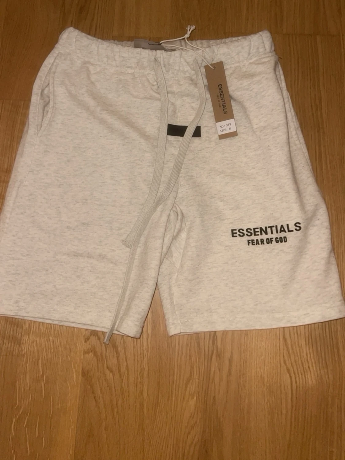 Essentials Fear of God shorts ljusgrå