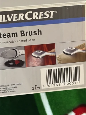 SilverCrest ångborste - Praktisk ångborste från SilverCrest i vitt och lila med non-stick-beläggning. Perfekt för att fräscha upp kläder och textilier snabbt. Utrustad med vattentank och justerbara inställningar. Enkel att använda och smidig att ta med.