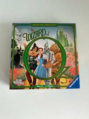 The Wizard of Oz brädspel - Superkul brädspel baserat på klassiska ”The Wizard of Oz”. Spelet är för 1-4 spelare och rekommenderas från 10 år. Speltiden är cirka 15 minuter per kapitel, 6 kapitel totalt. Innehåller 6 karaktärsminiatyrer, spelbok, regelbok, 4 referenskort, 40 storykort, 20 specialkort, 51 plotkort och olika räknare för spelets gång. Mycket gott skick, som ny! Nypris 676:-.  Skickas mot porto, kan även hämtas i Stockholm.