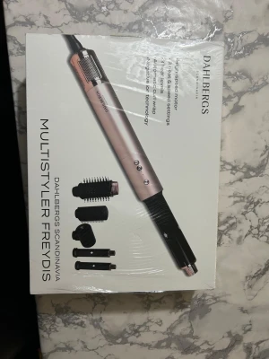 Dahlbergs Multistyler Freydis - Multistyler Freydis från Dahlbergs Scandinavia i roséguld och svart. Inkluderar flera utbytbara tillbehör för styling, som borstar och locktillbehör. Original priset är 2200 men jag säljer för 1600.Markera att det inte är dahlsberg multistyler idun som kostar mindre utan en annan modell som heter frejdis och kostar mer.