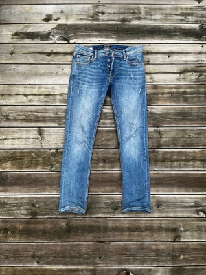 Jack and Jones jeans - Ett par schyssta Jack and Jones jeans. Strl: 28:30. Bra skick. Fråga vid funderingar!