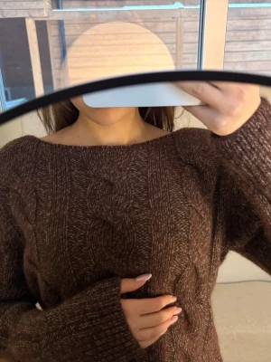 Brun stickad tröja  - Otrolig stickad tröja från Massimo Dutti🤎🤎🤎🤎🤎🤎🤎🤎🤎🤎 brunröd , stor kabelstickning , fin kvalité , nyköpt , använd få gånger 