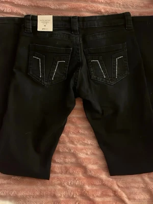 svarta jeans - skitsnygga svarta jeans från gina tricot!! byxorna är lågmidjade och i jättebra skick (lappen är inte kvar), priset går alltid att diskutera 