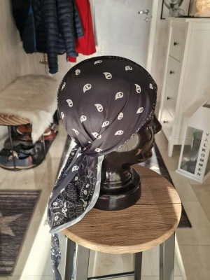 Bandanas - Bandana pirathatt.  Stretchig snabbtorkande andningsbar och  vindtät. 50 cm huvud. 16 cm bred. 106 cm längd.