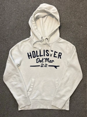 Vintage Hollister Hoodie - Säljer denna as snygga Hollister Hoodien | Mycket bra skick | Storlek S | Längd ≈ 64cm, Bredd armhåla-armhåla ≈ 54cm | Modell 175cm, 68kg | Hör av vid funderingar! 