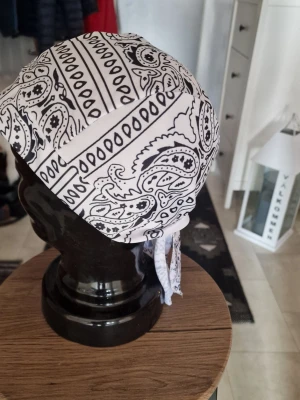 Bandanas - Bandana pirathatt.  Stretchig snabbtorkande andningsbar och  vindtät. 55-60 cm huvud.