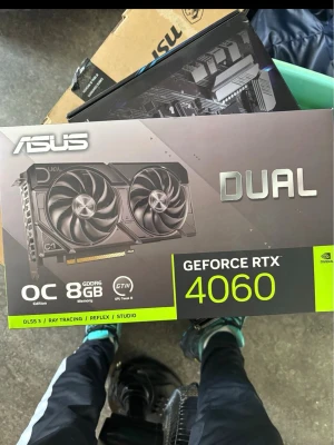 ASUS GeForce RTX 4060 Dual OC 8GB - ASUS GeForce RTX 4060 Dual OC är ett grafikkort med 8GB GDDR6-minne, två stora kylfläktar och svart design. Perfekt för gaming, streaming och kreativa projekt. Stöd för DLSS 3, ray tracing och Reflex. Kompakt och stilren form med robust material.
