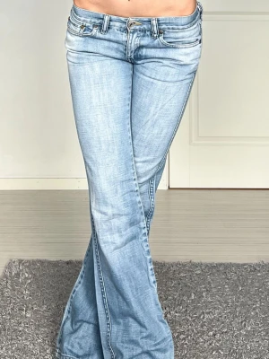 Diesel jeans - Midjemått: 35cm rakt över, innerbenslängd: 81cm 💗