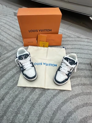 Louis Vuitton sneakers i blått och vitt - Snygga Louis Vuitton sneakers i blått och vitt det finns även kvitto på dom skriv privat om ni vill ha mer bilder 