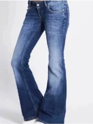 Mega low waist jeans - Säljer ett par jeans som är väldigt lågmidjade, dom är i storlek XS full length. Passar perfekt på mig som är 167 lång 