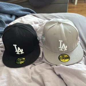 LA Dodgers 59FIFTY kepsar svart & grå -  LA Dodgers 59FIFTY kepsar från New Era, en i svart och en i grå. Har bara kvar den svarta!! har broderad LA-logga framtill och 1988 World Series-märke på sidan. Klassisk flat peak och MLB-logga bak. Perfekt för dig som gillar streetwear och sportig stil. Ny pris 500-600 styck