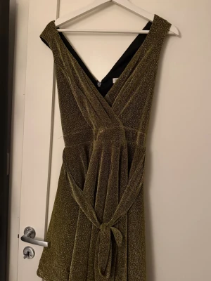 En fin glittrande klänning  - Användes en gång! Och ingen användning mer, Där av säljer jag den.  Strlk M 