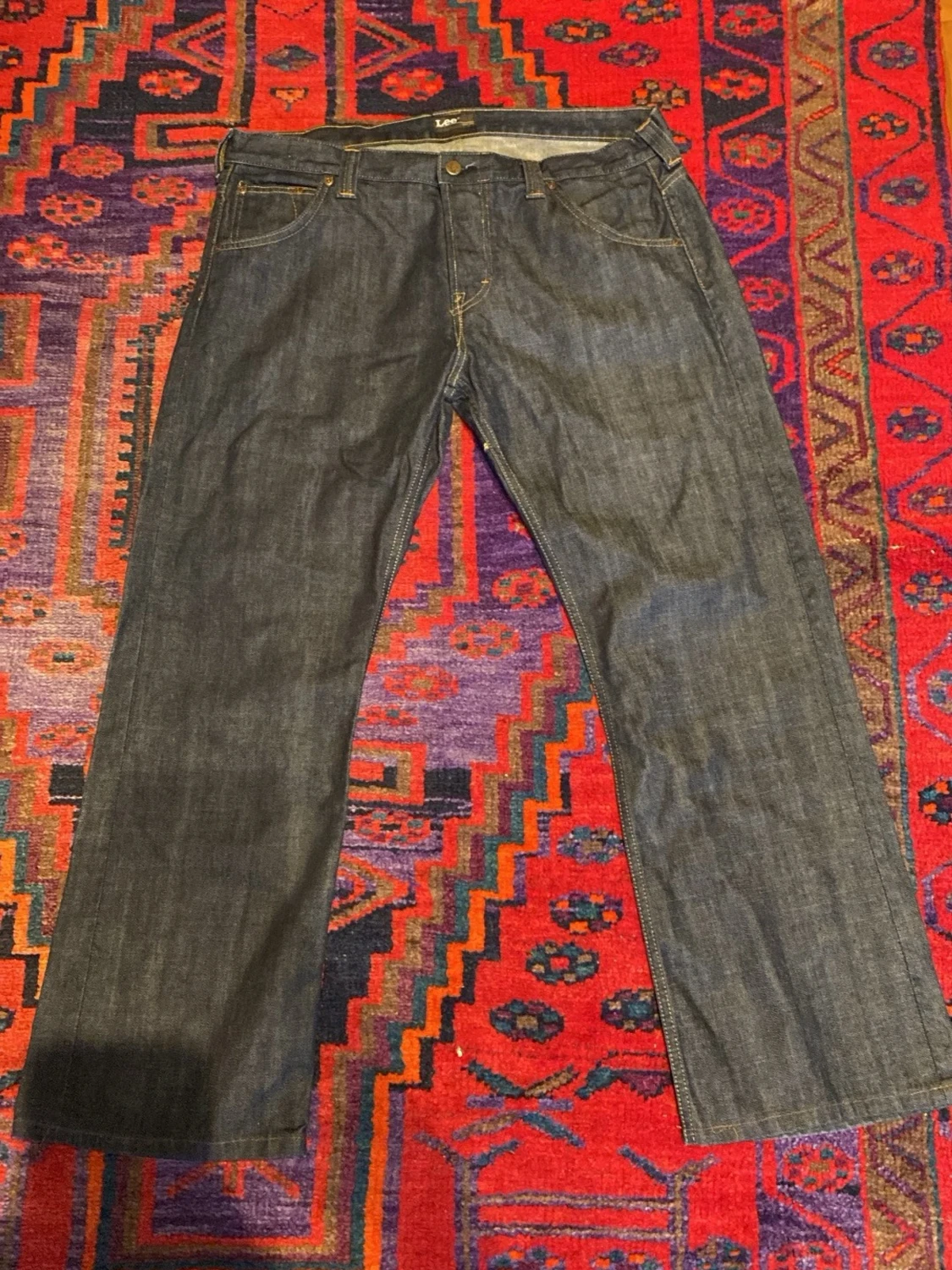 Mörkblå raka jeans från Lee